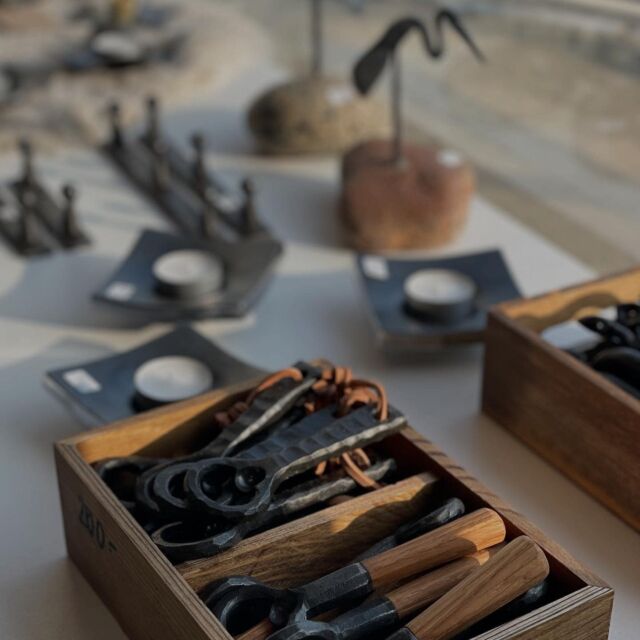 Ni har väl inte missat @kaos_crafts hos oss på Svabesholm? I samma byggnad som Den Engelska Trädgårdens butik, första byggnaden ni möter på gården, hittar ni Konsthantverksgruppen KAOS! 

Konsthantverksgruppen KAOS bildades 1998 och har 15 aktiva hantverkare, som turas om att finnas i butiken. De säljer lokaltillverkat, unikt konsthantverk som hndgjorda smycken, textil, keramik, smide, papper, trä och återbrukskonst. En mångfald av uttryck och material som samsas till ett trivsamt KAOS!

Butiken drivs av hantverkarna själva, och här hittar man personliga gåvor till alla som uppskattar kvalitet! Varmt välkomna! ☀