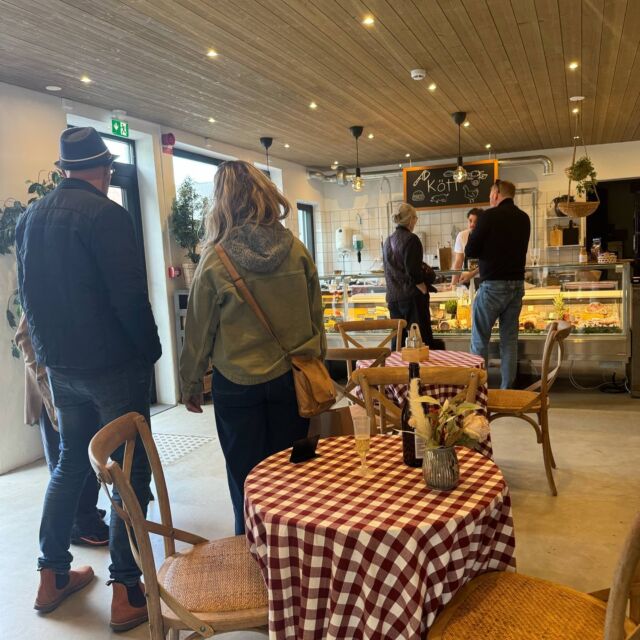 Igår hade vi bjudit in närliggande företag och boenden för lite nätverksträff hos oss! 😍 det blev en väldigt trevlig kväll där alla fick berätta om vilka de var, det minglades omkring i butikerna, bjöds på bubbel, de fick en guidad visning i @denengelskatradgarden och kvällen avslutades med lite enklare förtäring i vårt Café & Lantkök. 🍴

En riktigt lyckad och härlig kväll tillsammans, tack alla ni som kom! ✨