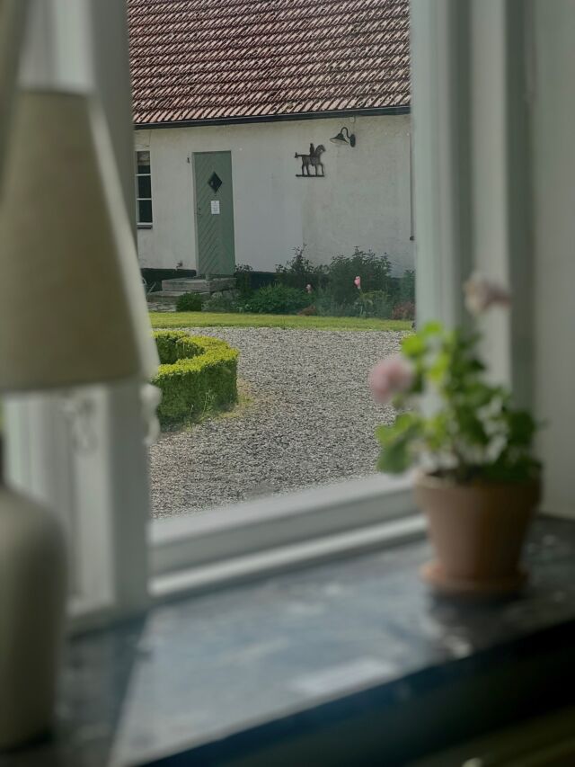 🌿 Juni på Svabesholms Kungsgård 🌸
Innan sommarens höga tempo tar vid, finns ett lugn här på Österlen som nästan bara juni bjuder på. Äppelblomningen dröjer sig kvar, naturen är som grönast – och stranden är din nästan helt för dig själv.

Bo i hjärtat av naturen på våra rum med "hemma hos"-känsla och personlig värme. Du har nära till både Stenshuvuds vandringsleder och gårdsbutikernas charmiga skatter.

Som en liten extra omtanke bjuder vi alla som bokar via vår hemsida, med ankomst i juni, på våra hembakta scones med lemoncurd och färskost – helt utan kostnad. En god start på en ännu bättre vistelse. 🌾

Ange koden JUNI25 när du bokar. Kika in på svabesholm.se för mer info!
#svabesholmskungsgård #österlen #stenshuvud #gårdsbutiker #boösterlen #sommarilugntempo